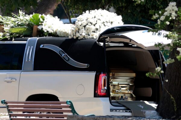 Con un féretro dorado y entre vehículos blindados, Nemesio Oseguera "El Mencho" fue sepultado hoy en Zapopan. FOTO: El País.