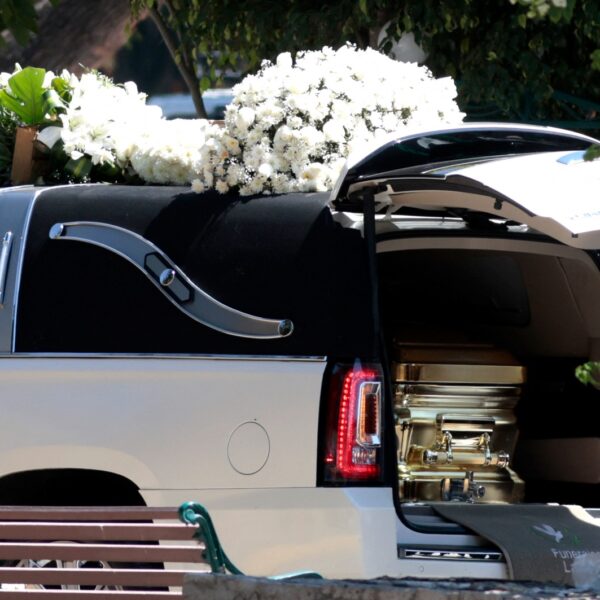 Con un féretro dorado y entre vehículos blindados, Nemesio Oseguera "El Mencho" fue sepultado hoy en Zapopan. FOTO: El País.