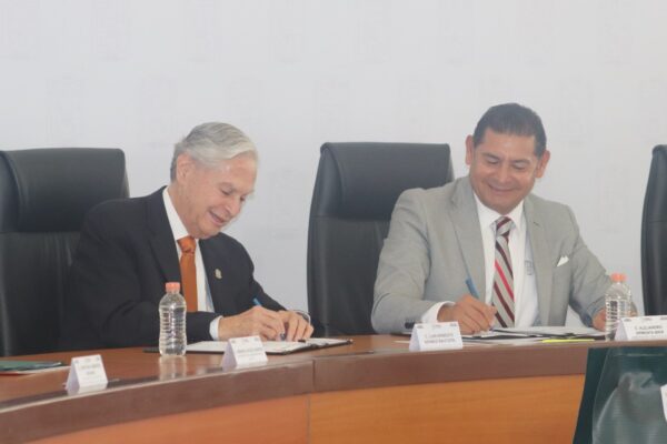 Tras años de tensiones, la UDLAP y el Gobierno de Puebla se reconcilian; Luis Ernesto Derbez respaldó el cablebús de Armenta.