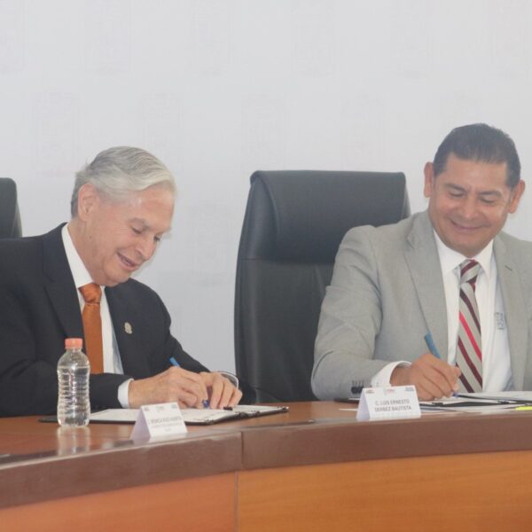 Tras años de tensiones, la UDLAP y el Gobierno de Puebla se reconcilian; Luis Ernesto Derbez respaldó el cablebús de Armenta.