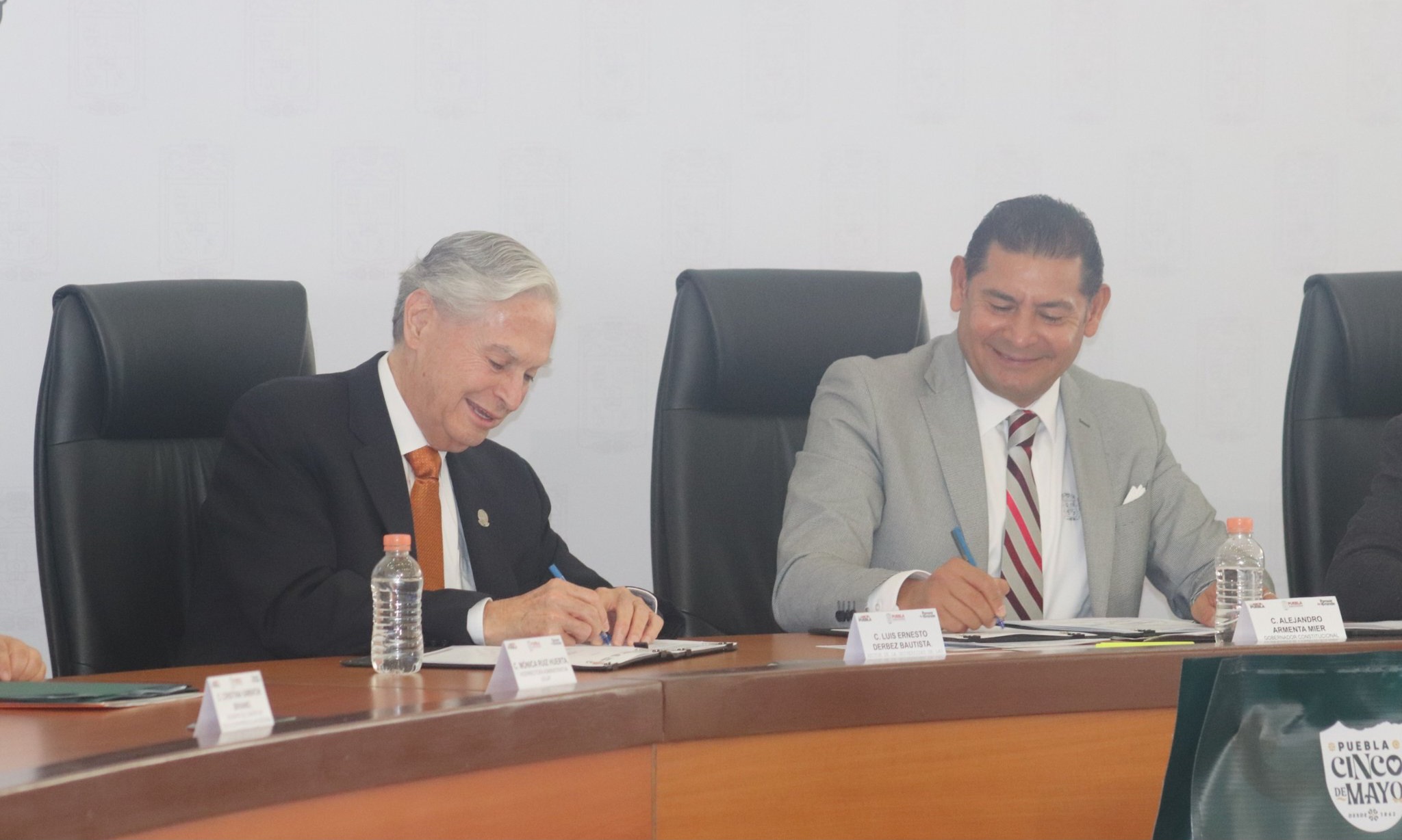 Tras años de tensiones, la UDLAP y el Gobierno de Puebla se reconcilian; Luis Ernesto Derbez respaldó el cablebús de Armenta.