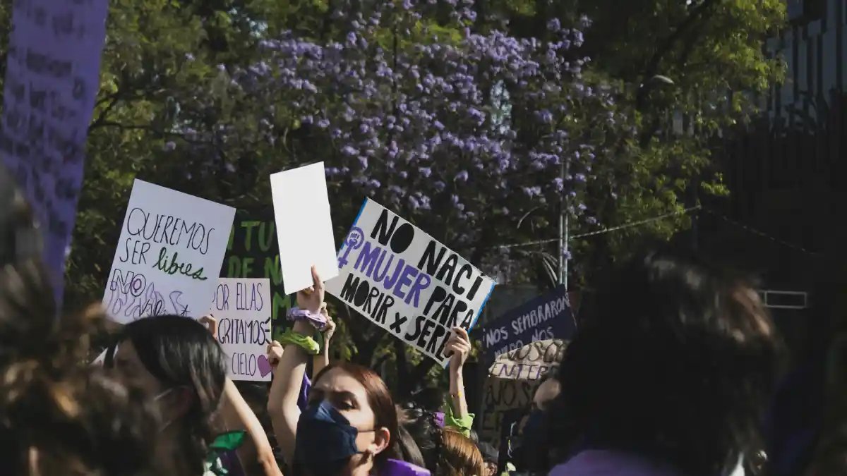 Frente a la Fiscalía, poblanas denuncian impunidad: ‘Para ustedes son expedientes, para nosotras son vidas’