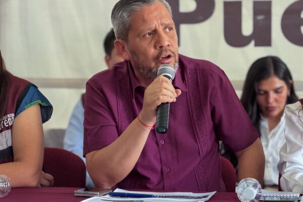 Morena Puebla advierte a sus aspirantes para el 2027: ya no pueden aparecer en espectaculares ni revistas; quienes tengan publicidad vigente deberán retirarla. FOTO: MORENA Puebla.