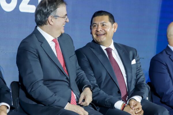 Ante Marcelo Ebrard, el gobernador Alejandro Armenta planteó que Exintex evolucione a una feria textil internacional, iniciativa que el secretario de Economía se comprometió a respaldar.