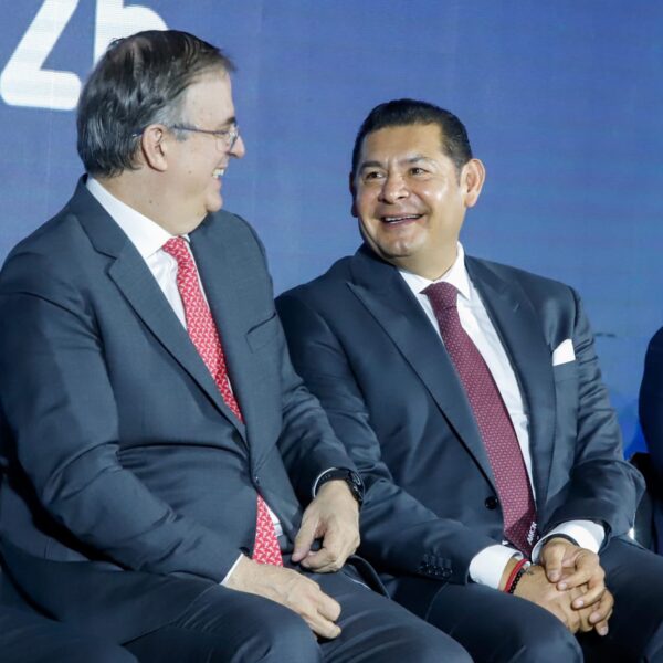 Ante Marcelo Ebrard, el gobernador Alejandro Armenta planteó que Exintex evolucione a una feria textil internacional, iniciativa que el secretario de Economía se comprometió a respaldar.