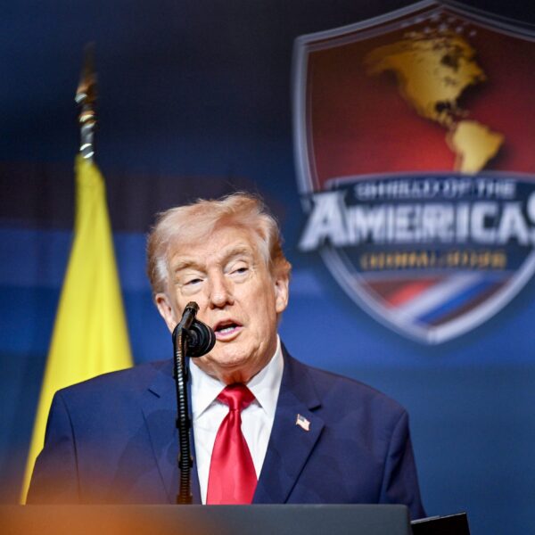 Trump afirmó que México es el “epicentro de la violencia de los cárteles”, mientras que Claudia Sheinbaum pidió “cabeza fría” y que dará su respuesta el lunes. FOTO: Getty Images.