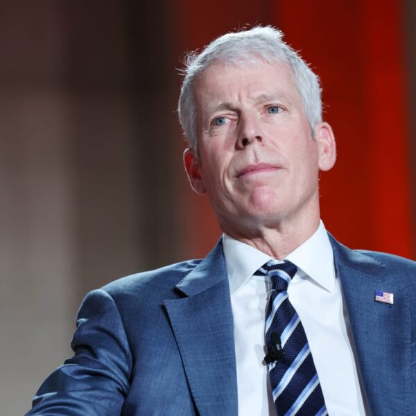 Funcionarios del gobierno de Donald Trump señalaron que la ofensiva contra Irán se prolongarán por varias semanas más; piden paciencia a ciudadanía ante alza de precios. FOTO: Telemundo.