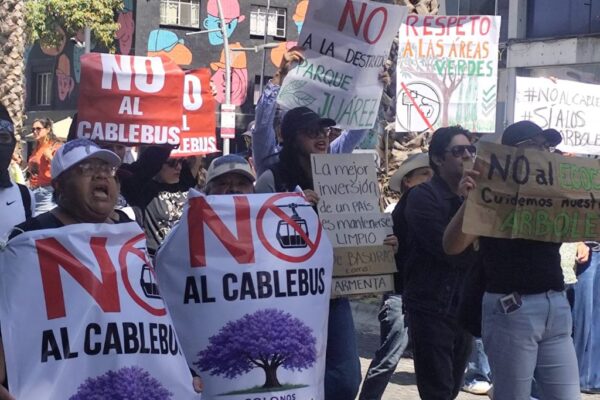 La discusión en torno al proyecto del Cablebús en Puebla se mantiene activa en las calles, donde colectivos han salido a manifestarse para expresar sus preocupaciones. FOTO: Quadratín Puebla.
