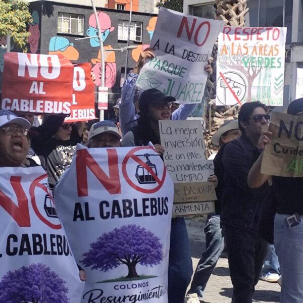 La discusión en torno al proyecto del Cablebús en Puebla se mantiene activa en las calles, donde colectivos han salido a manifestarse para expresar sus preocupaciones. FOTO: Quadratín Puebla.