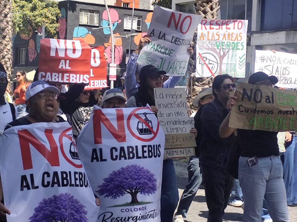 La discusión en torno al proyecto del Cablebús en Puebla se mantiene activa en las calles, donde colectivos han salido a manifestarse para expresar sus preocupaciones. FOTO: Quadratín Puebla.