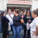 Comerciantes de Fuerza 2000 colapsan el Centro Histórico de Puebla para exigir información sobre la detención de “El Jorobado”, que califican como arbitraria.