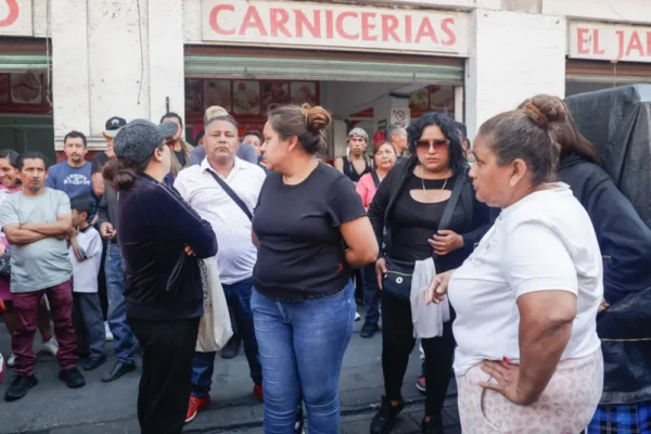 Comerciantes de Fuerza 2000 colapsan el Centro Histórico de Puebla para exigir información sobre la detención de “El Jorobado”, que califican como arbitraria.