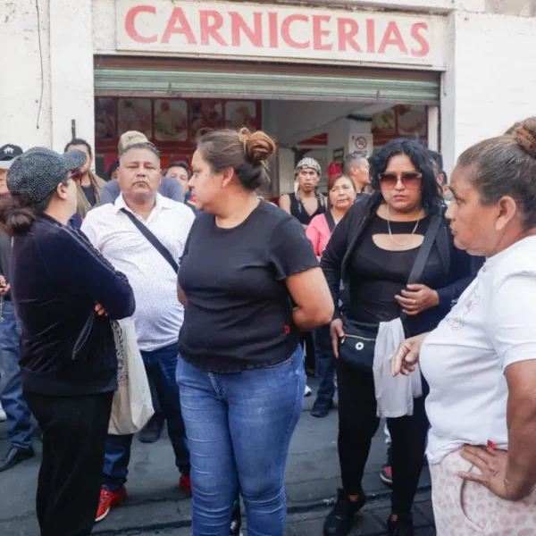 Comerciantes de Fuerza 2000 colapsan el Centro Histórico de Puebla para exigir información sobre la detención de “El Jorobado”, que califican como arbitraria.