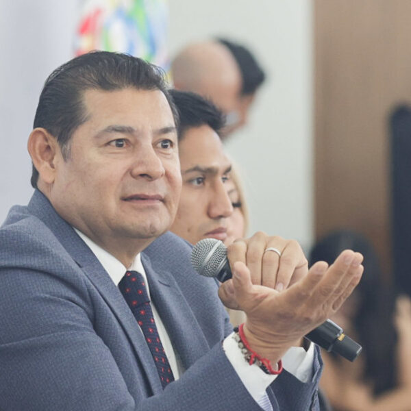 El gobernador Alejandro Armenta llamó a alcaldes a “ponerse a trabajar” y resolver servicios básicos antes de buscar la reelección rumbo a 2027. FOTO: EsImagen.