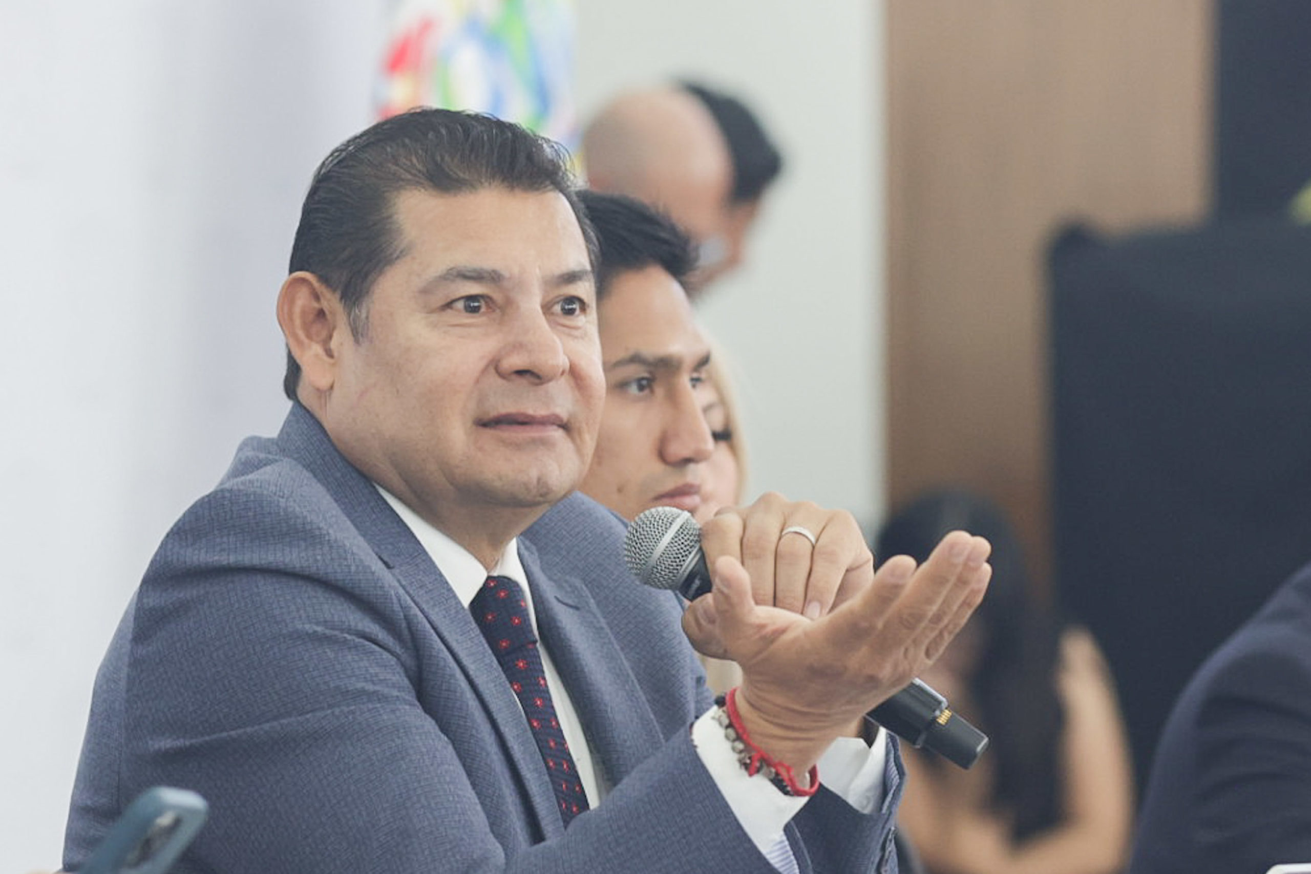 El gobernador Alejandro Armenta llamó a alcaldes a “ponerse a trabajar” y resolver servicios básicos antes de buscar la reelección rumbo a 2027. FOTO: EsImagen.