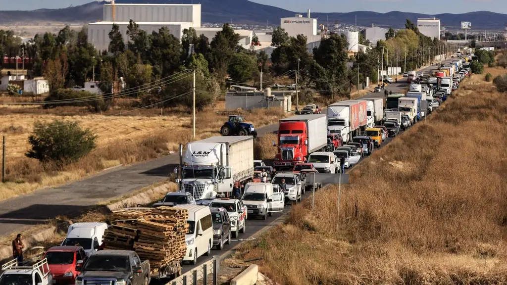 Transportistas anuncian paro nacional y bloqueos en abril por inseguridad y alza en combustibles