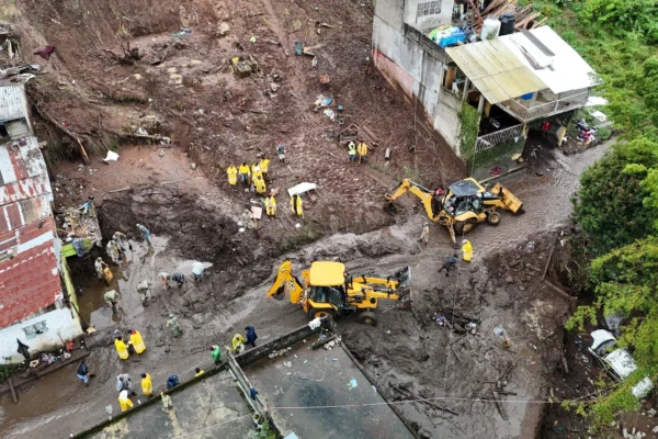 No se obligará a nadie, pero el riesgo es real: Laura Artemisa comenzó el diálogo con 300 familias en la Sierra Norte para reubicarlas.