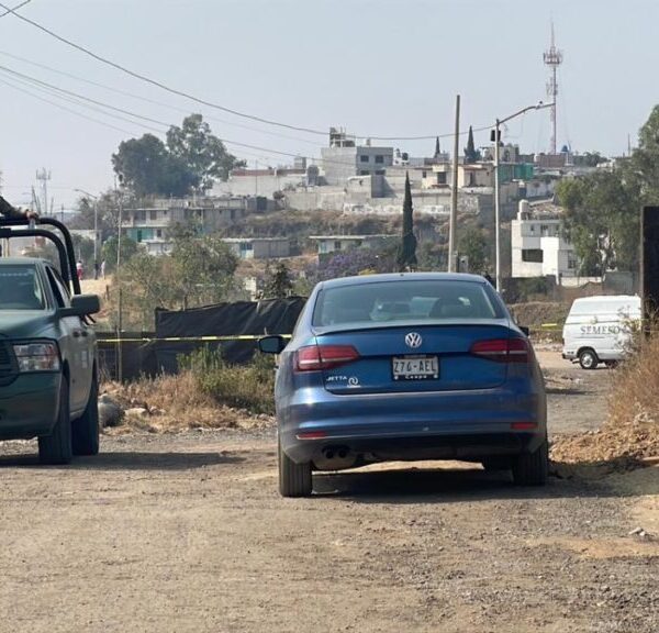 Autoridades investigan el hallazgo de restos humanos que presuntamente corresponderían a dos hombres en San Pablo Xochimehuacán. FOTO: Jesús Zavala.