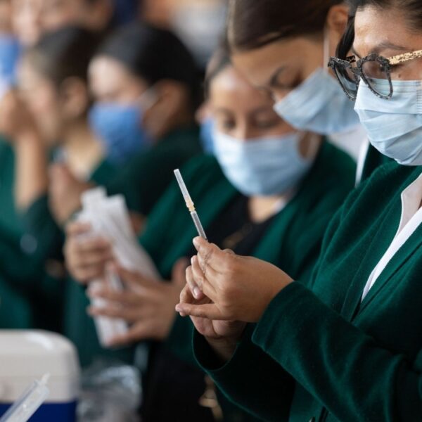 México supera las 9 millones de vacunas contra el sarampión aplicadas en solo tres semanas; Puebla se mantiene entre los estados prioritarios para reforzar la inmunización. FOTO: Aristegui Noticias.