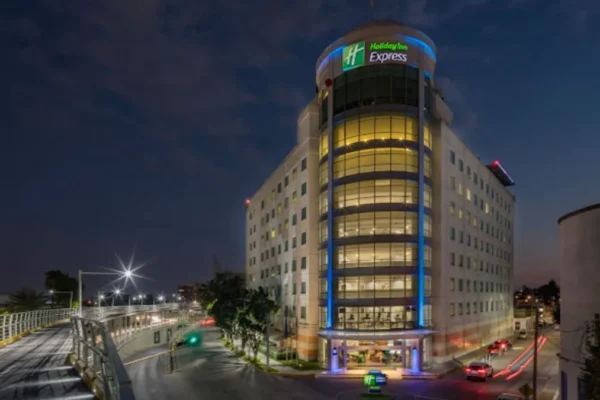 Hallan los cuerpos de una madre y su hijo, originarios del Edomex, en un hotel de Puebla; un tercer familiar fue encontrado con vida.