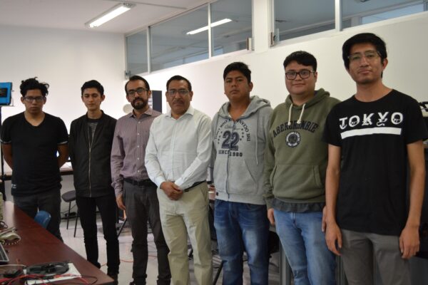 Estudiantes BUAP desarrollan proyectos de innovación tecnológica en el laboratorio SLED de la Facultad de Ciencias de la Electrónica. FOTO: BUAP.