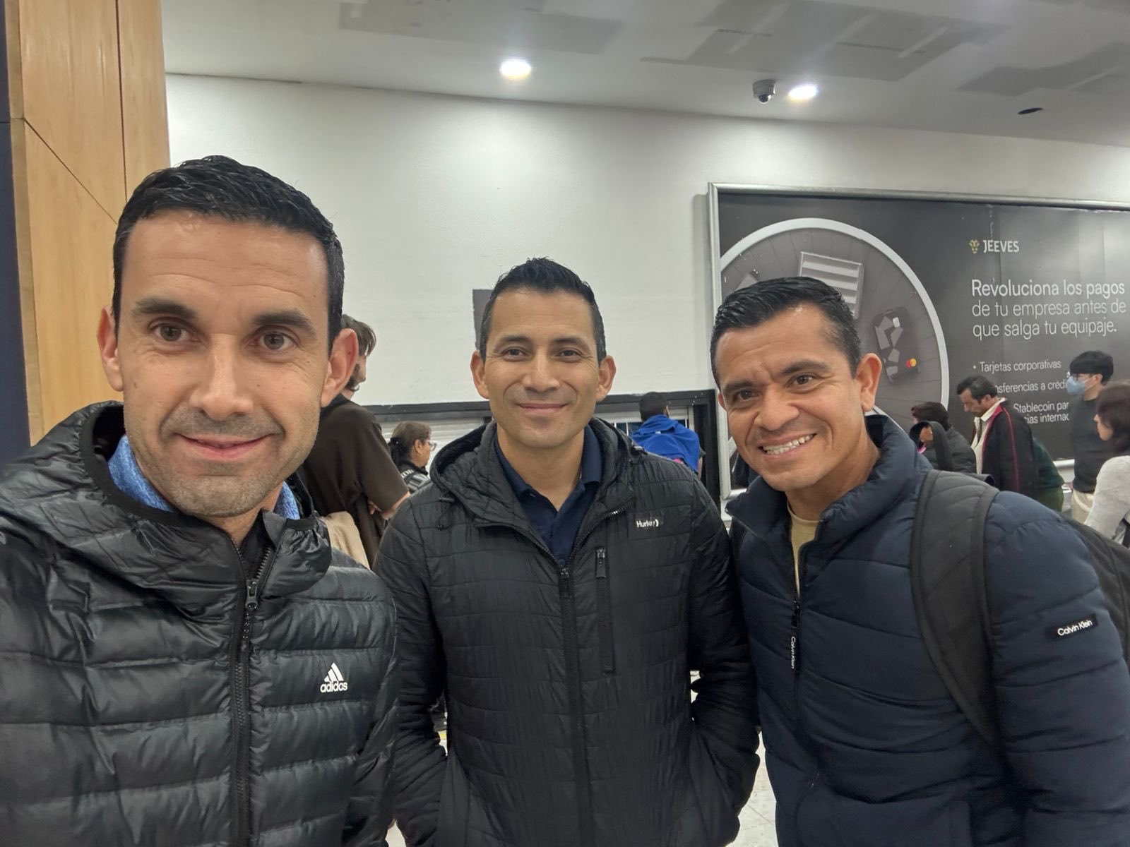 Árbitros mexicanos regresan a México tras quedar varados cinco días por conflicto en Medio Oriente