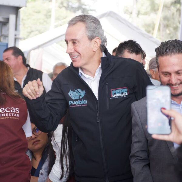 Pepe Chedraui pidió calma ante el calendario de Morena para 2027; aseguró que aún no es momento de "levantar la mano" por la reelección. FOTO: X @pepechedrauimx.