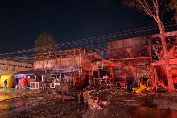 Un fuerte incendio consumió 5 locales en la Nave A de la Central de Abasto durante la madrugada de este jueves.