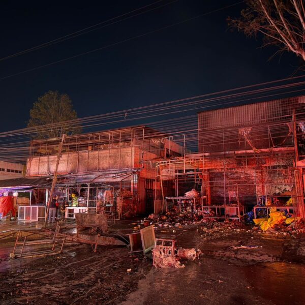 Un fuerte incendio consumió 5 locales en la Nave A de la Central de Abasto durante la madrugada de este jueves.