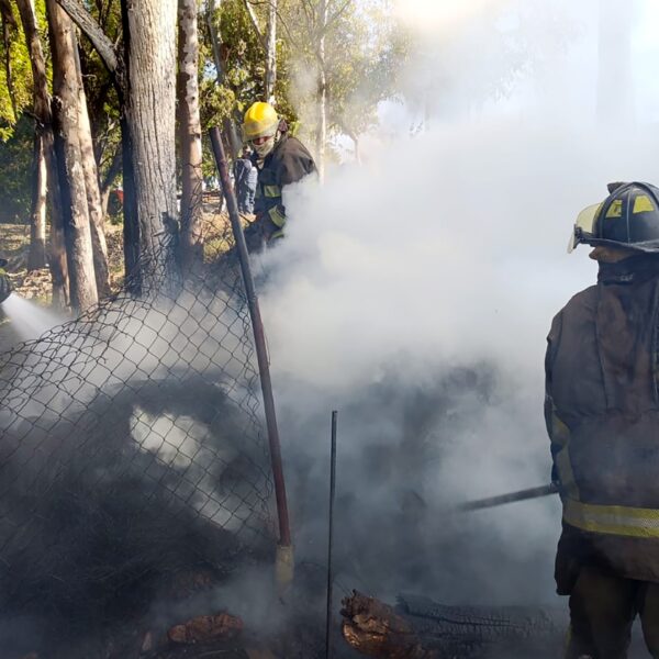 Desde llantas quemadas hasta fuego en cerros, San Martín Texmelucan vivió una jornada crítica sofocando 5 incendios.