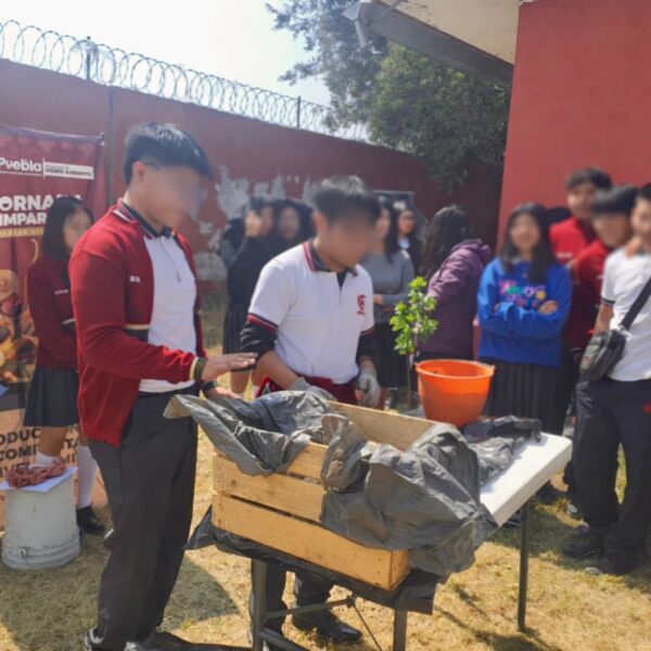 El gobierno de la capital poblana realizó una jornada de educación ambiental en el CBTIS 260, con talleres sobre cultura del agua, compostaje y siembra de árboles.