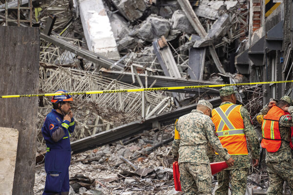 Localizan sin vida al último trabajador atrapado en el derrumbe de San Antonio Abad; el saldo final de esta tragedia en la alcaldía Cuauhtémoc es de tres fallecidos. FOTO: La Razón de México.