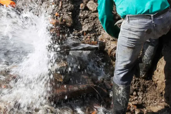Conagua tiene en la mira más de 200 pozos ilegales en Puebla que alimentan el "huachicol" mediante pipas. FOTO: Periódico Central.