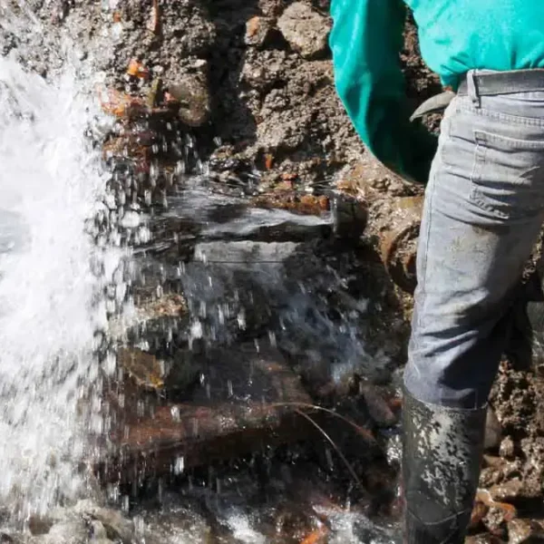 Conagua tiene en la mira más de 200 pozos ilegales en Puebla que alimentan el "huachicol" mediante pipas. FOTO: Periódico Central.