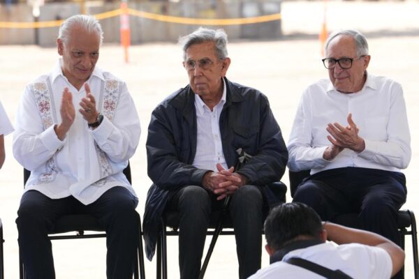 Petróleos Mexicanos anunció la creación de la Comisión Consultiva del Petróleo, que será presidida por Cuauhtémoc Cárdenas Solórzano.