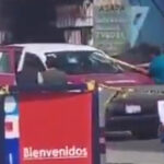 Tensión en operativo contra unidades irregulares; un grupo de personas emboscó a inspectores, rompió el parabrisas de una patrulla y dejó dos empleados heridos.