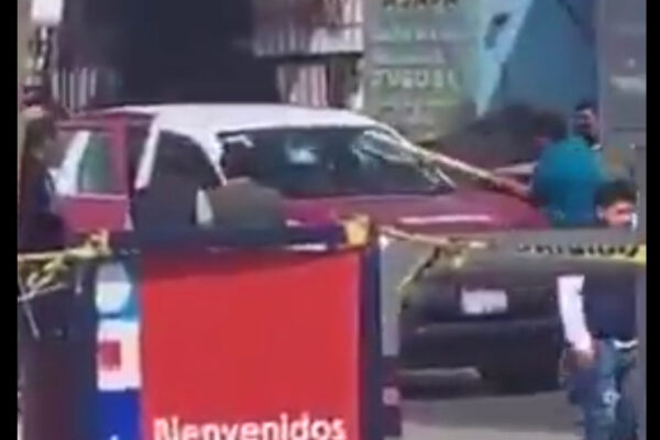 Tensión en operativo contra unidades irregulares; un grupo de personas emboscó a inspectores, rompió el parabrisas de una patrulla y dejó dos empleados heridos.