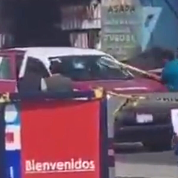 Tensión en operativo contra unidades irregulares; un grupo de personas emboscó a inspectores, rompió el parabrisas de una patrulla y dejó dos empleados heridos.