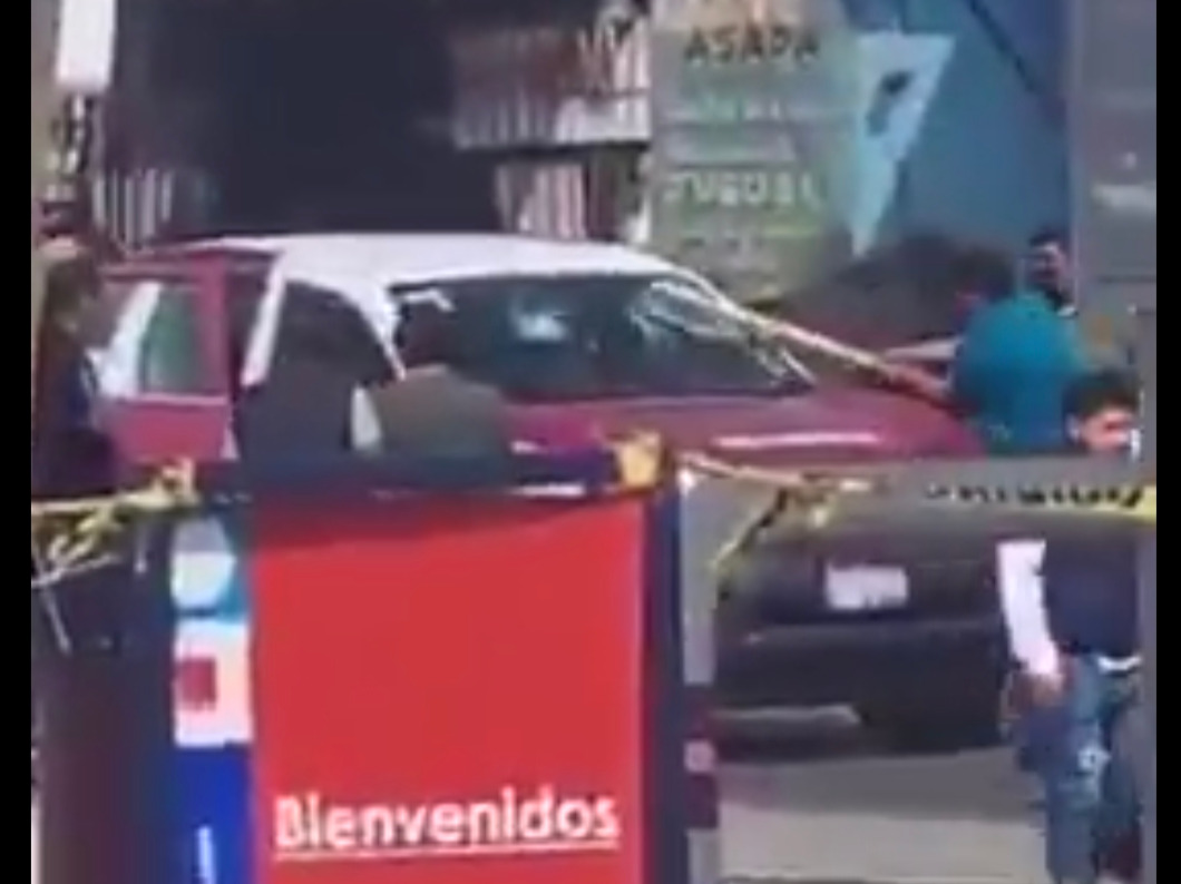 Tensión en operativo contra unidades irregulares; un grupo de personas emboscó a inspectores, rompió el parabrisas de una patrulla y dejó dos empleados heridos.