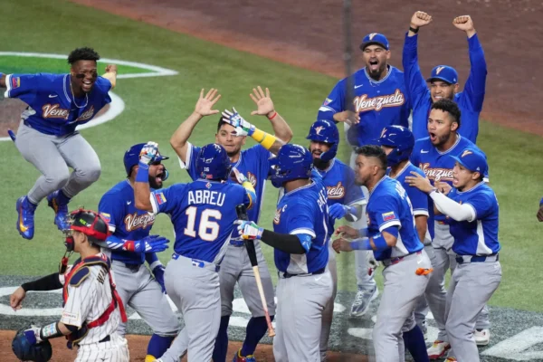 La selección de Venezuela derrotó 4-2 a Italia en las semifinales del Clásico Mundial de Béisbol, logrando su primer pase a la final.