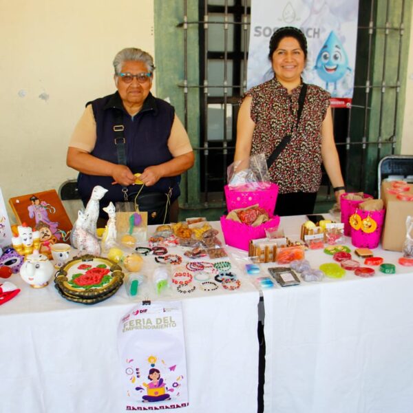 La 9ª Feria del Emprendimiento del DIF SP Cholula reunió a emprendedoras locales que exhibieron y comercializaron productos artesanales elaborados por ellas mismas.