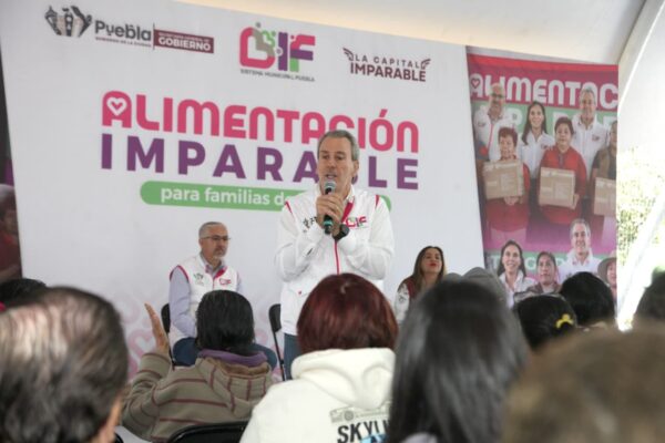 El SMDIF y el Ayuntamiento de la capital poblana entregó más de 3 mil despensas en el Barrio de Analco como parte de su estrategia de seguridad alimentaria.