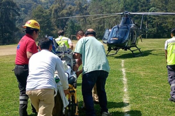 Un paciente con traumatismo craneoencefálico severo fue trasladado en ambulancia aérea de la Sierra Norte al Hospital de Traumatología y Ortopedia IMSS-Bienestar en Puebla.