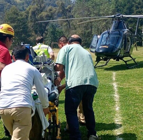 Un paciente con traumatismo craneoencefálico severo fue trasladado en ambulancia aérea de la Sierra Norte al Hospital de Traumatología y Ortopedia IMSS-Bienestar en Puebla.