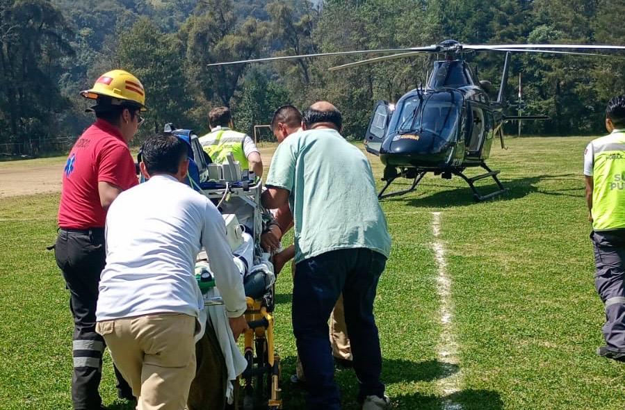 Trasladan en ambulancia aérea a paciente con traumatismo severo de Zacapoaxtla a Puebla
