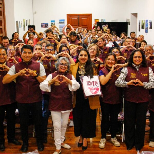 Tonantzin Fernández destacó el compromiso del personal del DIF SP Cholula en la atención a las familias cholultecas en la entrega de uniformes.