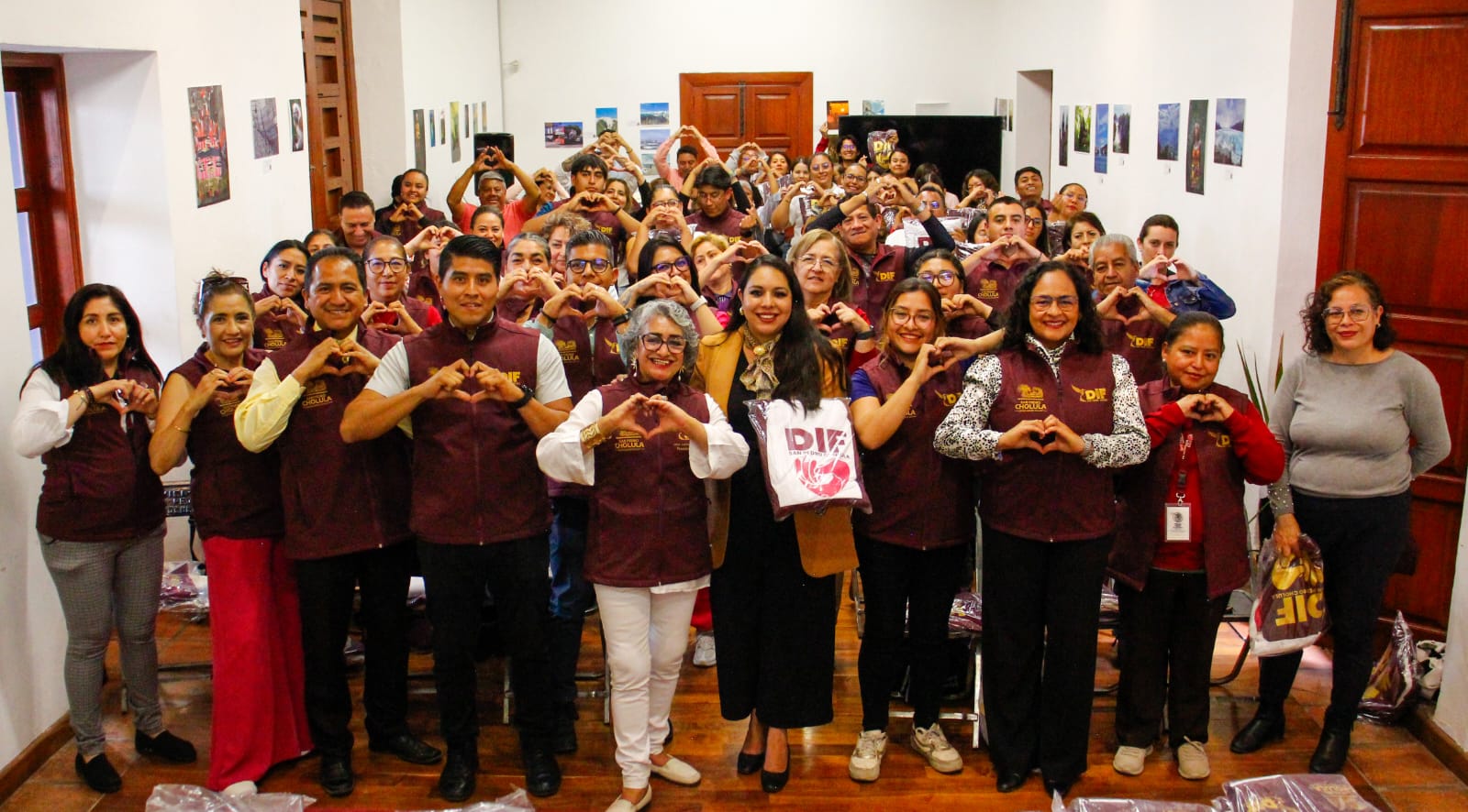 Tonantzin Fernández entrega uniformes al personal del DIF de San Pedro Cholula
