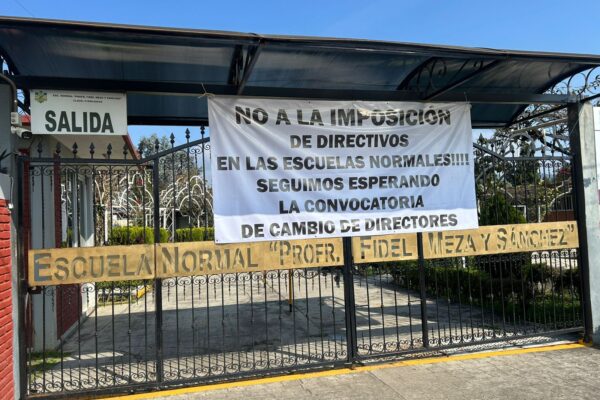 Docentes y alumnos cierran planteles Normales; acusan renuncias forzadas de directores. FOTO: Síntesis Nacional.