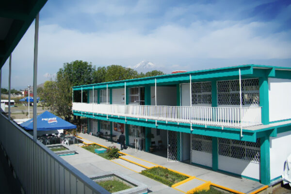 Localizaron el cuerpo sin vida de un hombre en el COBAEP Angelópolis; la SEP afirma que se trata de una persona ajena a la institución que ingresó buscando refugio. FOTO: Reto Diario.