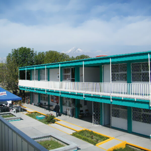 Localizaron el cuerpo sin vida de un hombre en el COBAEP Angelópolis; la SEP afirma que se trata de una persona ajena a la institución que ingresó buscando refugio. FOTO: Reto Diario.